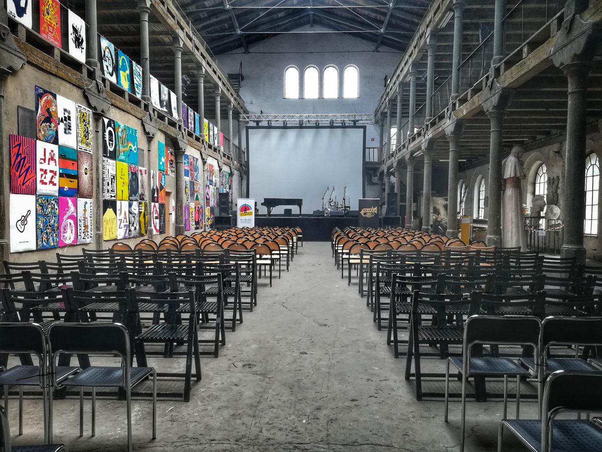 Hala Modeli GZUT - widok na salę przed rozpoczęciem  festiwalu Jazz w Ruinach 2019